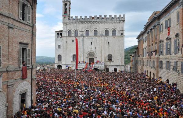 Palazzo dei Consoli e piazza grande piena di persone in occasione della festa dei Ceri
